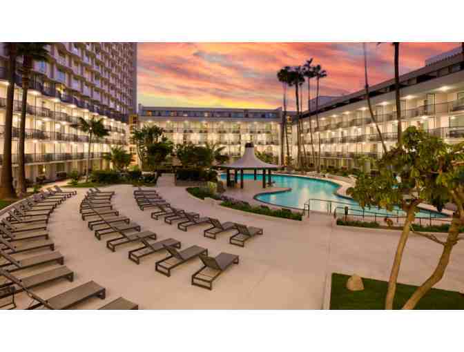 2 Night Stay at Los Angeles Airport Marriott + Valet Parking + Mclub Access - Photo 2